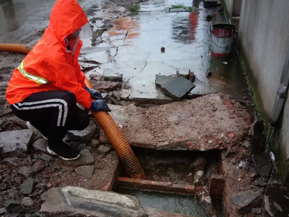 王下乡专业清理污水池 炜誉市政以规范流程守护城市 “肠道”