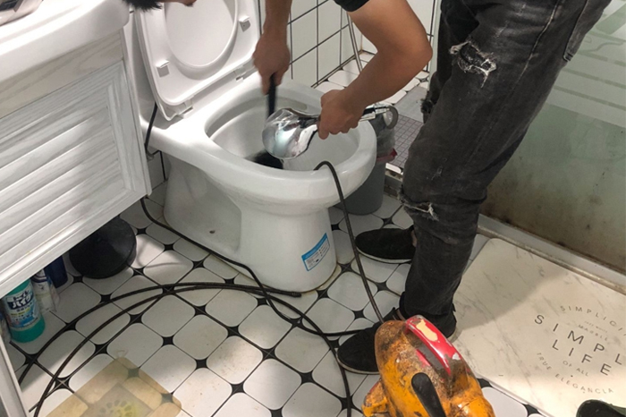 王下乡马桶堵塞自己疏通还是找师傅?专业上门服务让你省时更省心