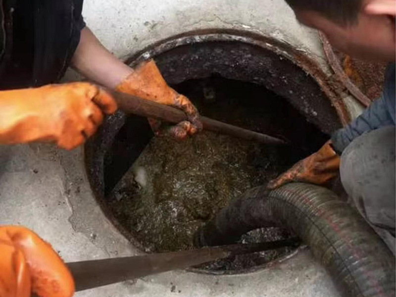 王下乡清理化粪池时如何避免沼气的危害?